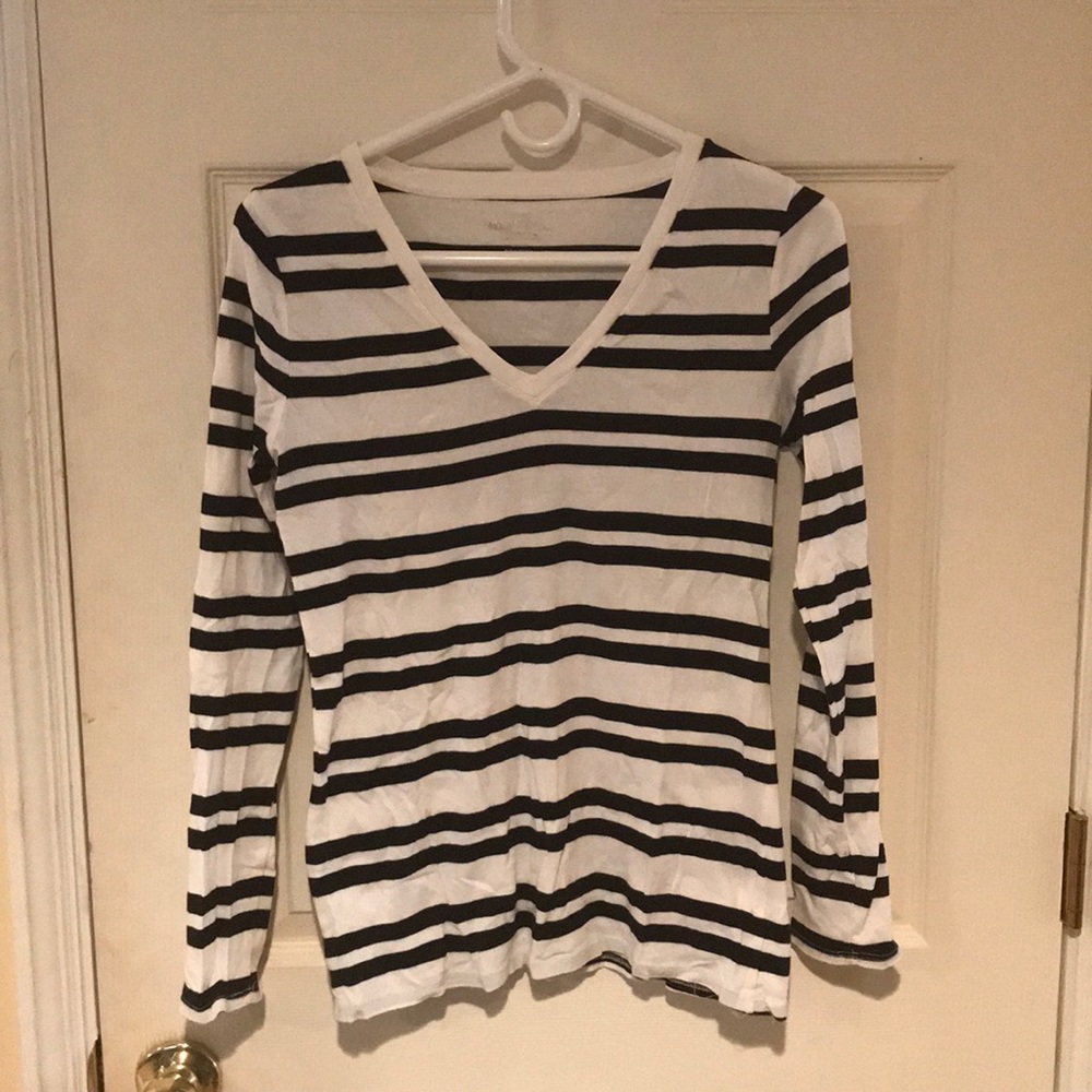 V-neck long sleeve t-shirt
